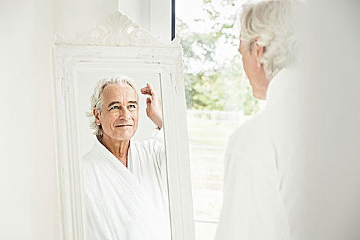 高兴,灰发,老人,穿,浴袍,看,镜子