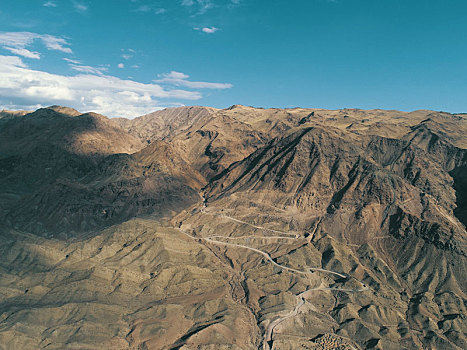 新疆哈密,航拍天山山区公路