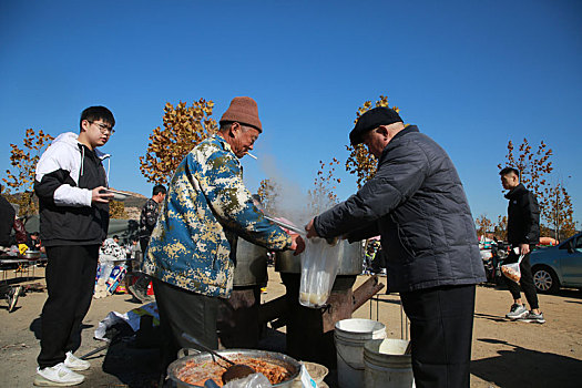 山东省日照市,农村大集上的羊肉汤,深受赶集人们青睐