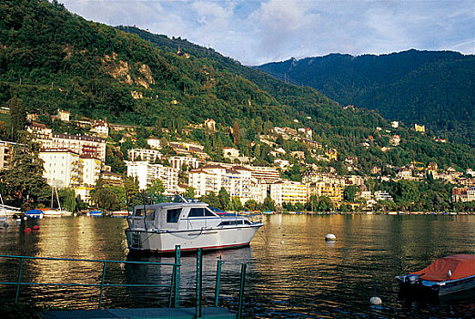瑞士蒙特勒日内瓦湖畔上的蒙特歌小镇
