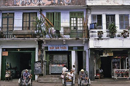 越南,岘港,街道,房子,商店,三个男人,等待,三轮车