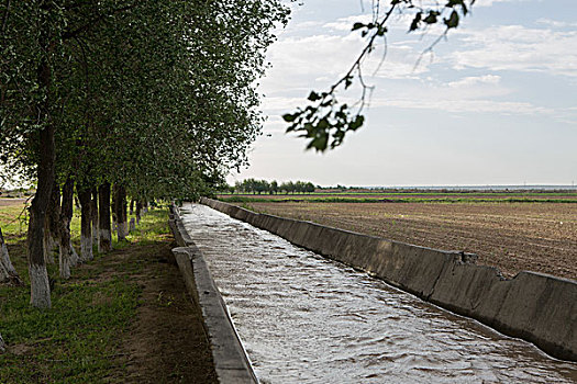 乌兹别克斯坦农田水渠