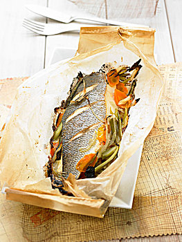 鲈鱼,蔬菜,烹饪,蜡纸