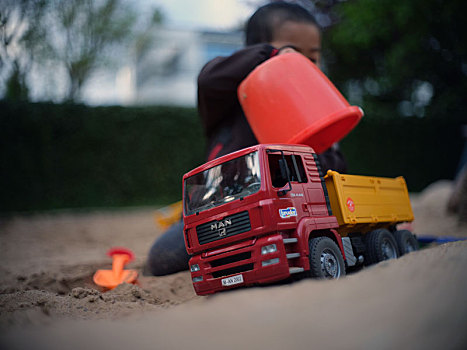 沙池的玩具汽车