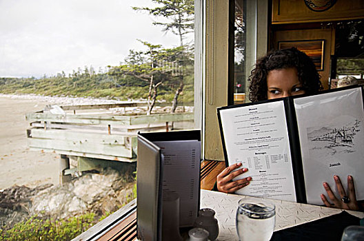 坐,女人,餐馆,凝视,上方,菜单,室外,窗户,景色,不列颠哥伦比亚省,加拿大