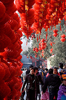 北京春节庙会上的红灯笼和逛庙会的人