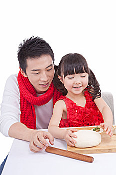 父亲和女儿包饺子庆祝春节