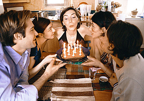 四个人,拿着,蛋糕,女人,吹蜡烛