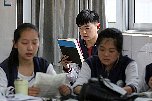 河南滑县,教室里刻苦早读准备高考的高三学生
