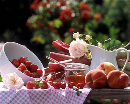 桃,草莓,大黄,花园桌