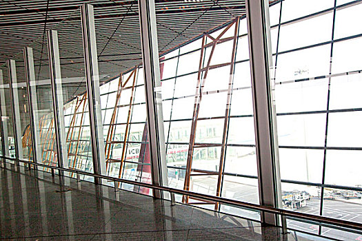 机场大厅落地窗