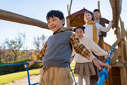 年轻夫妻带着孩子在公园玩耍