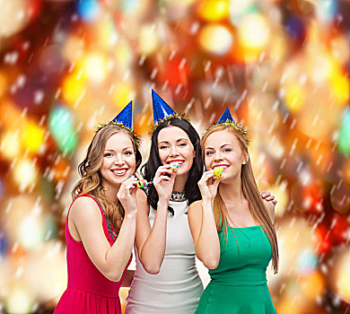 庆贺,朋友,单身派对,生日,概念,三个,微笑,女人,穿,蓝色,帽子,吹