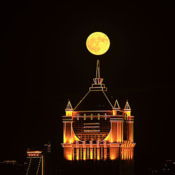 尖顶建筑和大月亮