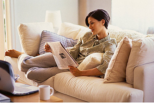 女青年,放松,沙发,读报