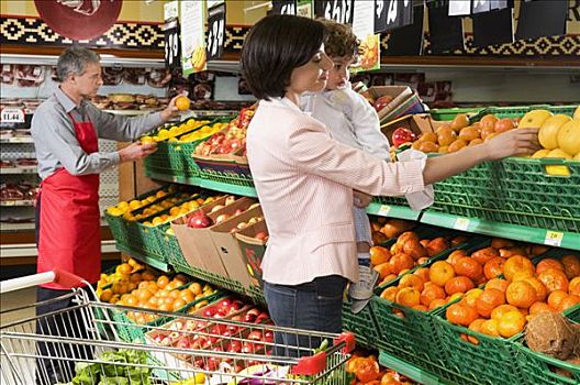 女人,儿子,买,水果,超市