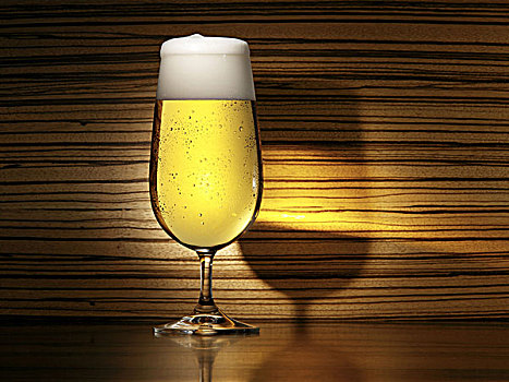 啤酒杯,啤酒,玻璃杯,淡色贮藏啤酒,酒精饮料,酒,降温,冷冰冰,静物,背景,木头,概念