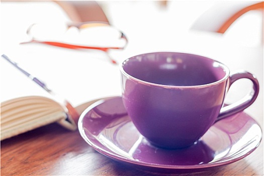 紫色,咖啡杯,木桌子