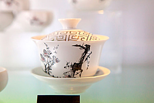 一个中国传统的茶碗绘制着中国传统的水墨山水画