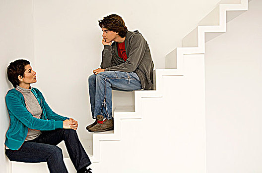中年,女人,儿子,坐,楼梯
