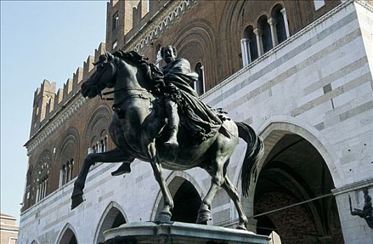 中央教堂,大教堂,骑马雕像,艾米利亚罗马涅,意大利,欧洲