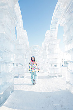 冰雪大世界游玩的孩子