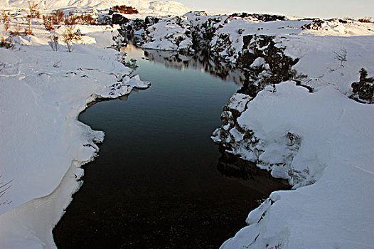 iceland,national,park,pingvellir,frozen,river,along,tourist,path,in,snow