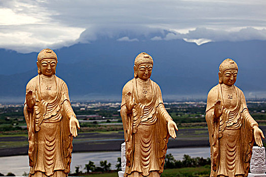 台湾,高雄,佛光山寺,佛教圣地,佛光山寺大佛城,围绕在接引大佛下的,尊接引佛