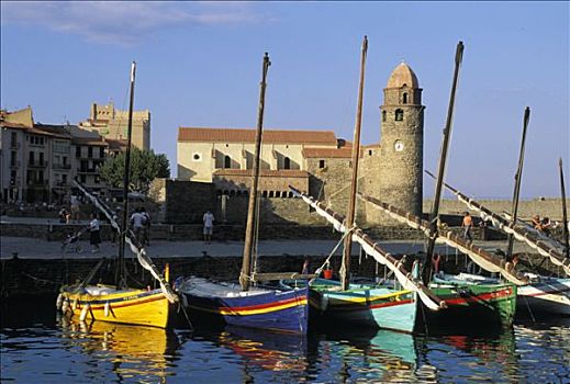 法国,朗格多克-鲁西永大区,科利乌尔,小,渔船,正面,教堂