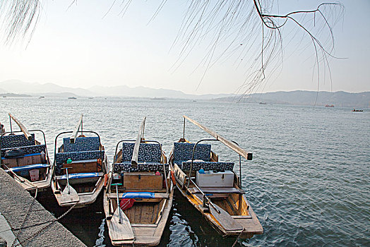 手划船,摇橹船,杭州西湖,停泊