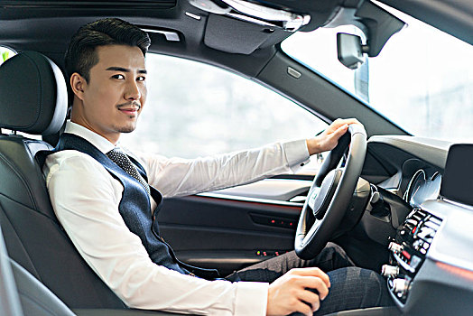 商務男士駕車