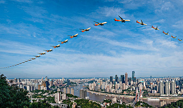 海南航空的飞机正飞越重庆市上空