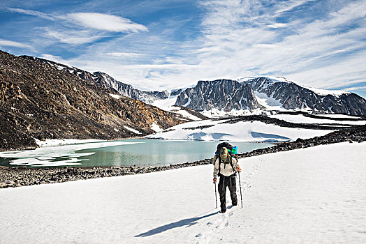 男人,跋涉,雪地,山景,湖,西格陵兰,格陵兰,北美