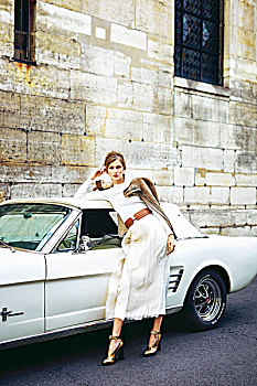 美女,穿,白色,高领毛衣,中长,裙子,靠着,老,福特野马汽车