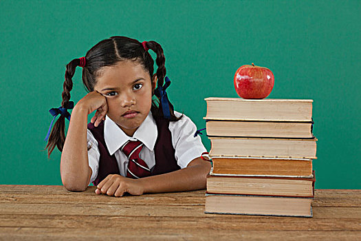 女生,坐,旁侧,书本,一堆,苹果,上面,黑板,头像