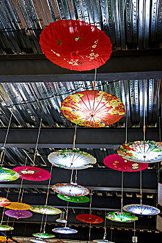 倒挂在屋顶的中国传统牡丹油纸伞