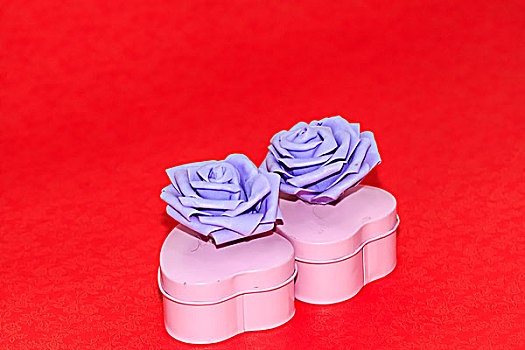 有紫色玫瑰花的心形礼盒