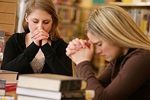 两个女人,祈祷,图书馆