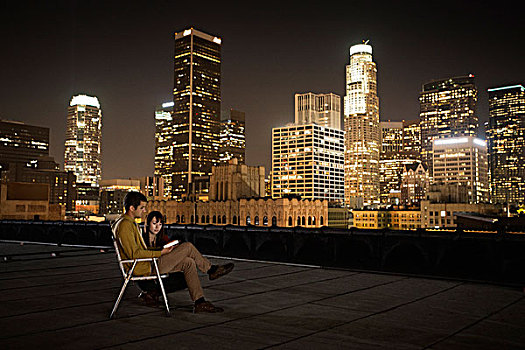 情侣,屋顶,远眺,洛杉矶,夜晚,一个,坐,看,机智,电话