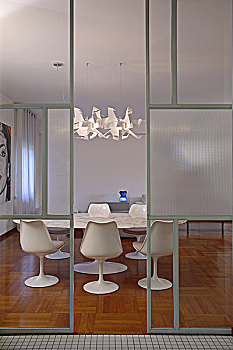 现代,吊灯,悬吊,上方,白色,餐桌,椅子