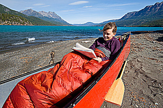 年轻,魅力,女人,填字游戏,坐,独木舟,岸边,蔚蓝,湖,不列颠哥伦比亚省,加拿大