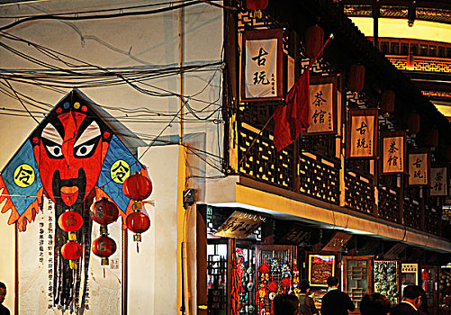 上海老街上的,老上海茶馆,和古玩店