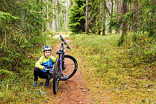 男孩,自行车,树林