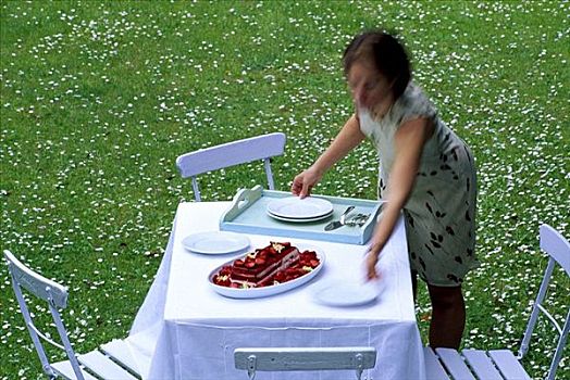 女人,卧,花园桌,草莓,脱脂奶果冻