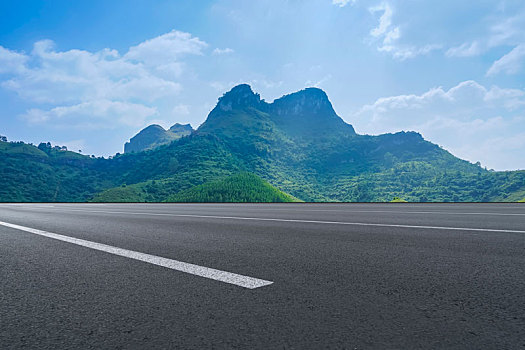 高速公路和天空远山