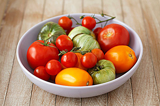 碗,红色,绿色,黄色西红柿
