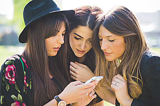 三个,美女,朋友,簇拥,分享,智能手机,短信