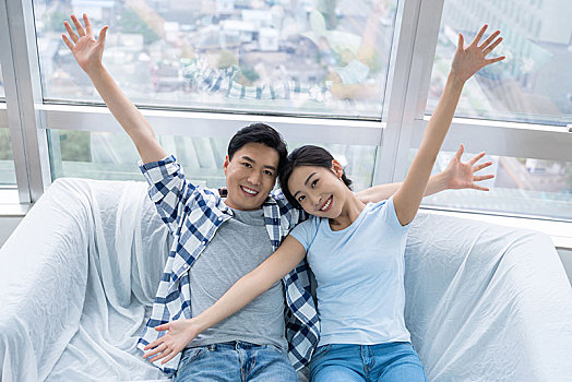 年輕情侶搬入新家