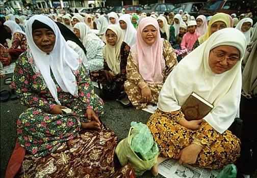 马来西亚,哥打巴鲁,溢出,一堆,女人,听,布道,尘土,街道,户外,清真寺