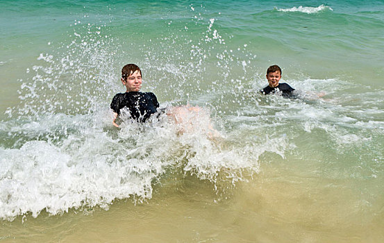 两个男孩,乐趣,海洋